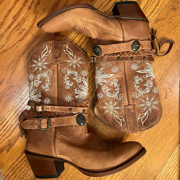 Shyanne Shoes - Shyanne Floral Embroidered Western Boots, Brown